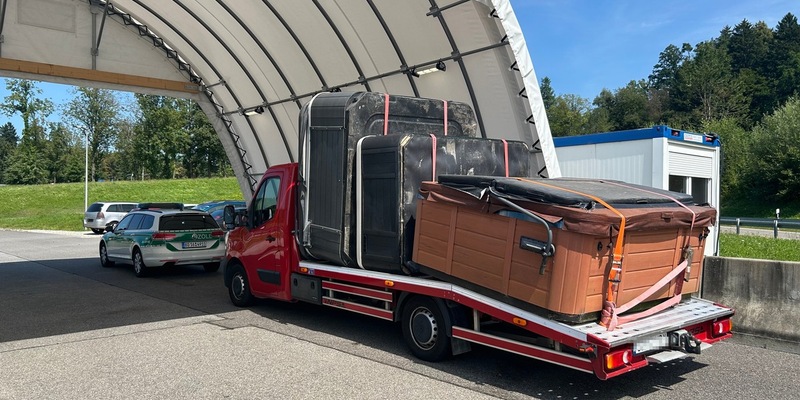 HZA-UL: Mann schmuggelt Whirlpools aus der Schweiz und legt falsche Rechnungen vor - Foto: presseportal.de