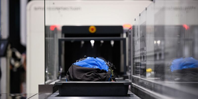 Erneut werden die Flüssigkeitsregeln fürs Handgepäck verschärft. - Foto: Bernd von Jutrczenka/dpa