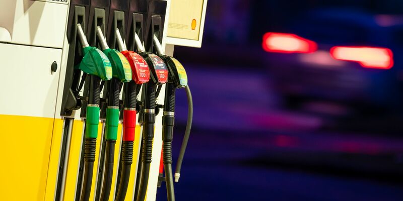 Verschlingt jetzt weniger Geld: Zapfsäule - Foto: Jonas Walzberg/dpa