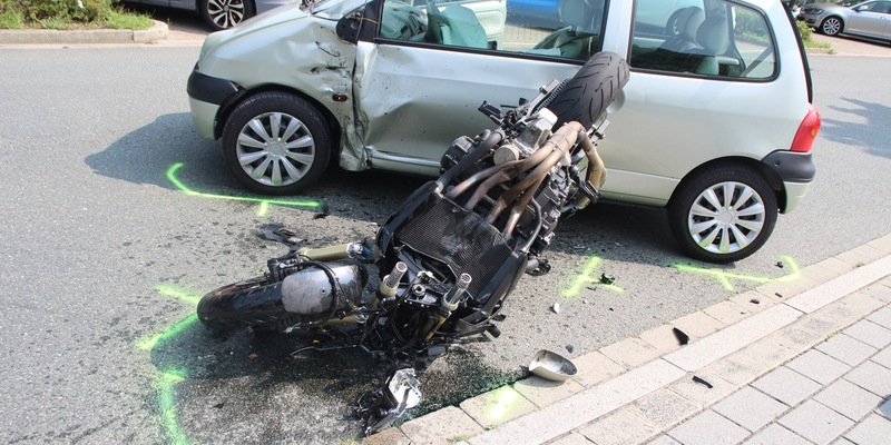 POL-NE: Motorradfahrer wird bei Kollision mit Auto schwer verletzt - Foto: presseportal.de