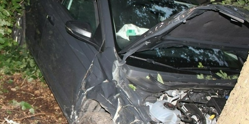 POL-MI: VW-Fahrerin kollidiert mit Baum - Foto: presseportal.de