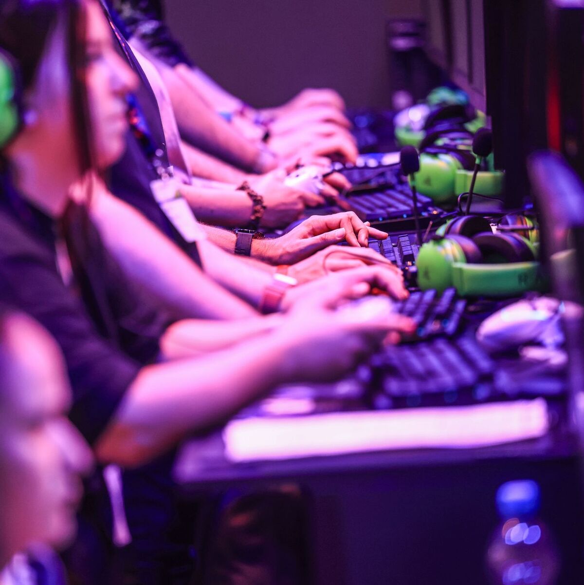 Mal neue Spiele ausprobieren, für Gamescom-Besucher hat das einen großen Reiz. - Foto: Oliver Berg/dpa