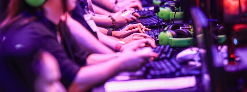 Computerspieler probieren bei der Gamescom Spiele aus. - Foto: Oliver Berg/dpa