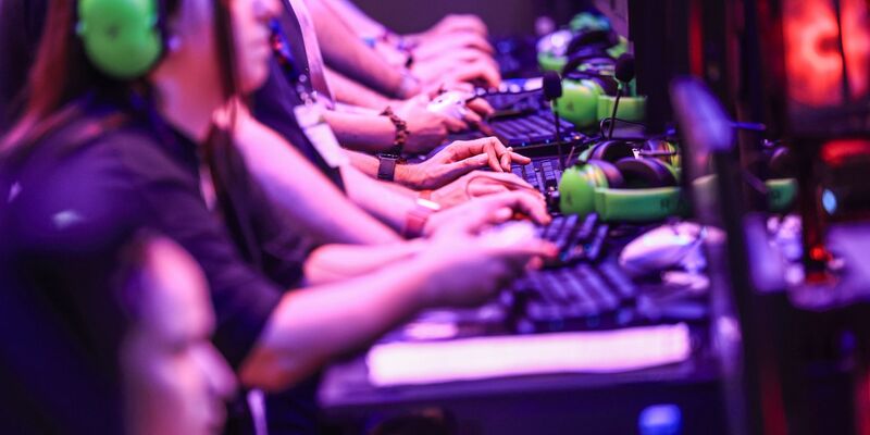 Neue Games mal zur Probe spielen - für viele Gamingfans ist das bei der Gamescom eine attraktive Sache.  - Foto: Oliver Berg/dpa