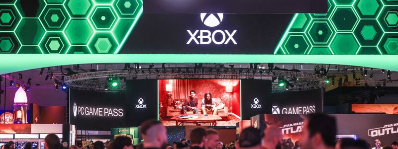 Menschen warten vor dem Gamescom-Stand von Microsoft Xbox. - Foto: Oliver Berg/dpa