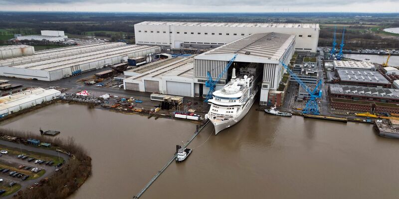 Bei der kriselnden Meyer Werft scheint eine Lösung in Sicht - Bundeskanzler Scholz will zu den Beschäftigten sprechen. (Archivfoto) - Foto: Lars Penning/dpa