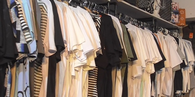 POL-E: Essen: Handel mit gefälschten Markenartikeln aufgedeckt - Essener Polizei stellt mehrere Paletten mit Kleidung sicher - Foto: presseportal.de