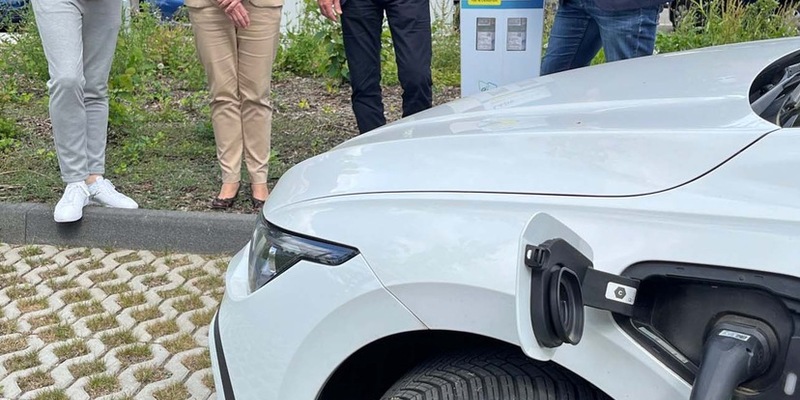 POL-REK: 240821-4: Ladesäulen für E-Fahrzeuge am Polizeigebäude in Bergheim offiziell eingeweiht - Foto: presseportal.de