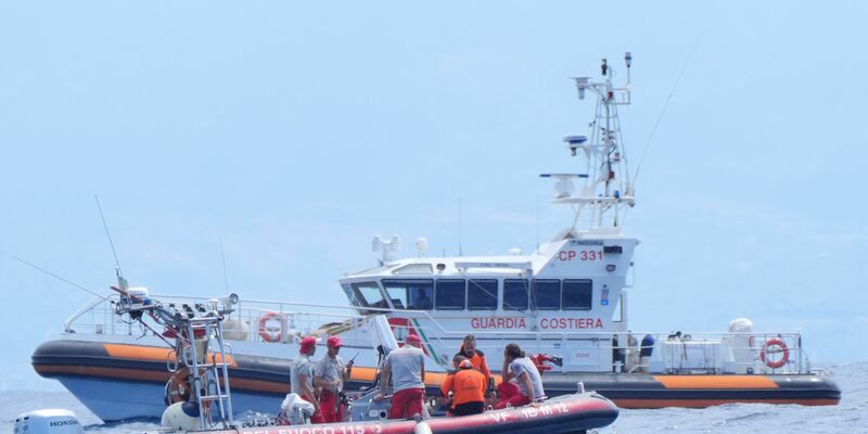 Taucher der italienischen Polizei stehen auf einem Festrumpfschlauchboot in der Nähe des Untergangsort der «Bayesian». - Foto: Jonathan Brady/PA Wire/dpa
