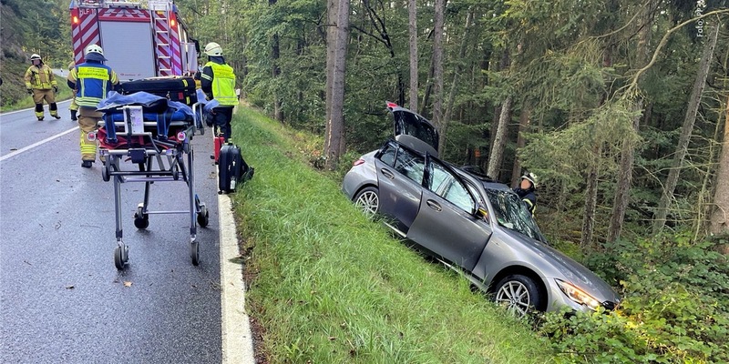 POL-PPWP: Pkw prallt gegen Baum - Foto: presseportal.de