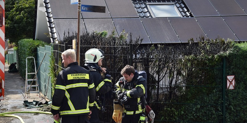FW-MK: Brennende Hecke in Sümmern - Foto: presseportal.de