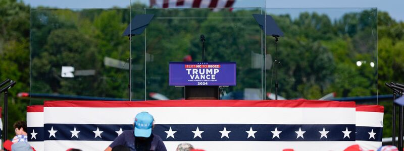 Trump machte in North Carolina erstmals wieder Wahlkampf unter freiem Himmel seit dem Attentat auf ihn im Juli. - Foto: Julia Nikhinson/AP/dpa