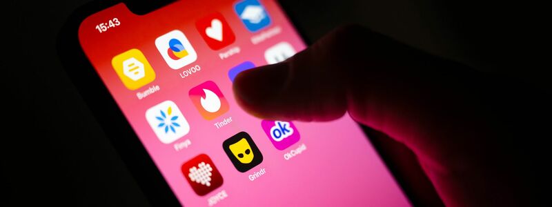 Dating-App trotz Partnerschaft? Vor allem Frauen bewerten die Nutzung als Fremdgehen. (Symbolbild) - Foto: Sina Schuldt/dpa