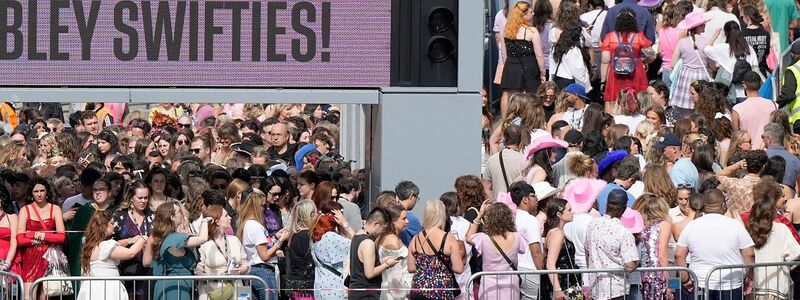 Sicherheitskontrollen in London: Swift spielte im ausverkauften Wembley-Stadion. (Archiv) - Foto: Alastair Grant/AP/dpa