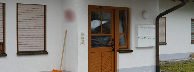 In diesem Haus in Hohentengen soll der junge Mann seine Eltern und seinen Bruder mit einem Messer getötet haben. (Archivbild) - Foto: David Pichler/dpa