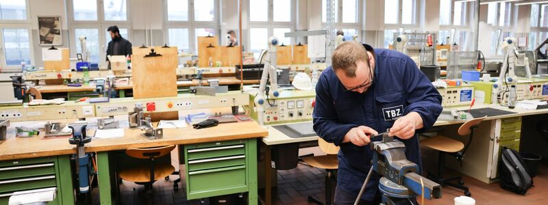 Die meisten Azubis sind zufrieden mit ihrer Ausbildung. Es gibt aber deutliche Unterschiede zwischen den Berufsgruppen. (Archivbild) - Foto: Christian Charisius/dpa