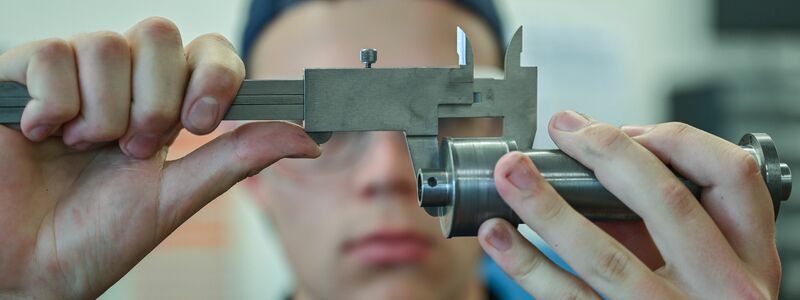 Viele angehende Mechatroniker sind mit ihrer Ausbildung zufrieden oder sehr zufrieden. (Archivbild) - Foto: Patrick Pleul/dpa