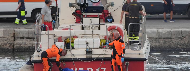 Ein Boot der italienischen Küstenwache bei den Bergungsarbeiten nach dem Untergang der Luxusjacht «Bayesian» vor Sizilien.  - Foto: Jonathan Brady/PA Wire/dpa