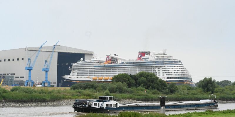 Die Beschäftigten der Meyer Werft warten auf die Nachricht, dass das Unternehmen gerettet wird. (Archivfoto) - Foto: Lars Penning/dpa