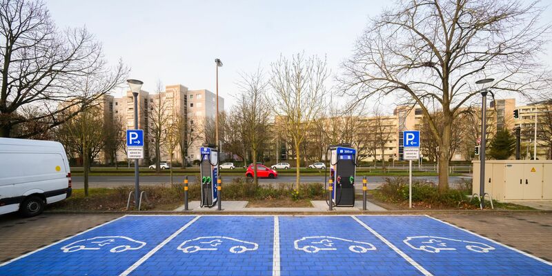 Leere Parkplätze für Elektroautos - Foto: Julian Stratenschulte/dpa