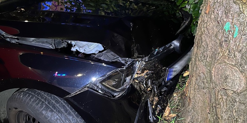 POL-DU: Fahrn: VW Polo kommt von Fahrbahn ab und kollidiert mit einem Baum - Foto: presseportal.de