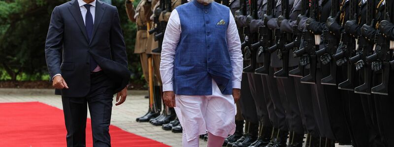 Polens Premierminister Donald Tusk und der indische Premierminister Narendra Modi während einer Begrüßungszeremonie vor der Kanzlei des Premierministers. (Foto Aktuell)  - Foto: Pawel Supernak/PAP/dpa