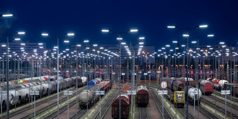 Bei der Bahn-Tochter DB Cargo fallen mehr Stellen weg als bisher angenommen. (Archivbild) - Foto: Hendrik Schmidt/dpa