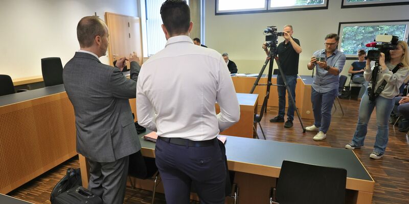 Der Verteidiger (links) des Polizisten hatte eine Strafe von unter einem Jahr auf Bewährung gefordert.  - Foto: Karl-Josef Hildenbrand/dpa