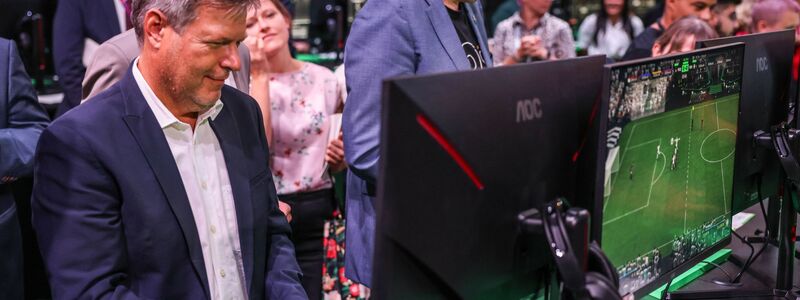 Der Bundeswirtschaftsminister Robert Habeck und sein Staatssekretär Michael Kellner (beide Grüne) spielen bei der Gamescom ein Fußballspiel zur Probe. - Foto: Oliver Berg/dpa