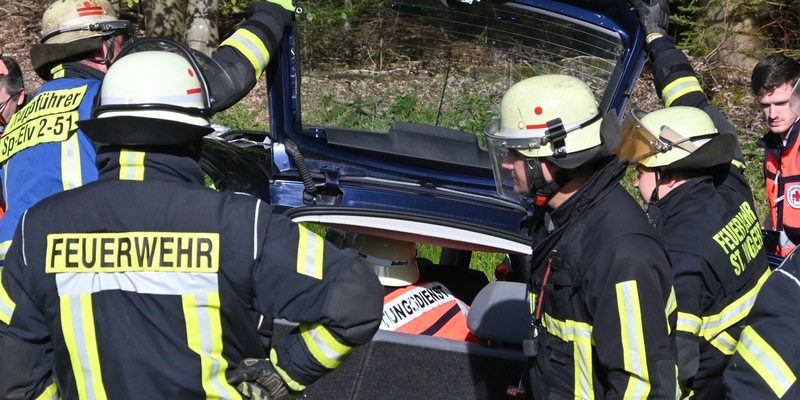 FW LK Neunkirchen: VU mit Person / PKW gegen PKW, L112 von St Ingbert bis L112 Elversberg // Einfahrt Schüren - Foto: presseportal.de