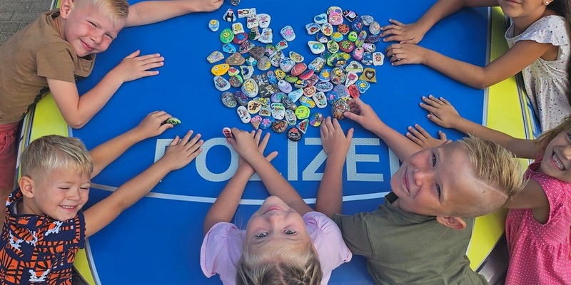 POL-CUX: Glückssteine auf den Streifenwagen - Foto: presseportal.de