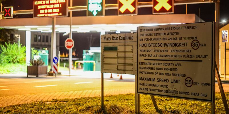 Auf dem Nato-Stützpunkt war auch die Polizei im Einsatz - genaue Angaben dazu machte ein Sprecher nicht. - Foto: Christoph Reichwein/dpa