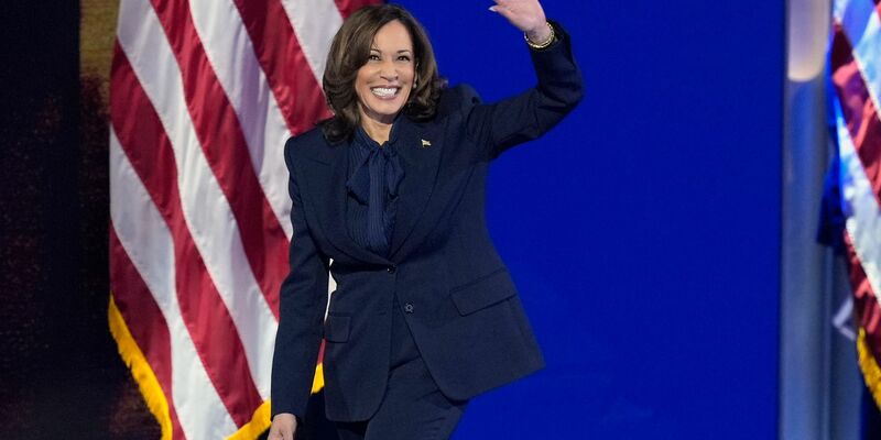 «Im Namen des Volkes, im Namen aller Amerikaner, unabhängig von Partei, Ethnie, Geschlecht (...)» nehme sie die Nominierung an, sagte die 59-Jährige in ihrer mit Spannung erwarteten Rede zum Abschluss des viertägigen Treffens. - Foto: J. Scott Applewhite/AP