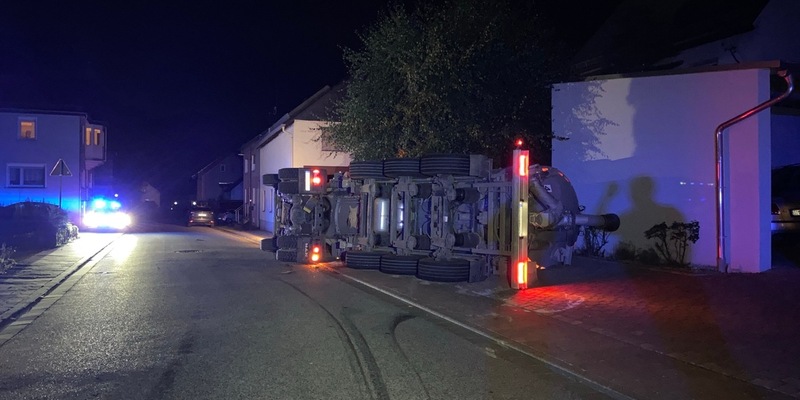 POL-PDKO: Verkehrsunfall mit Personenschaden - Sattelzugmaschine mit Gülletransporter kippt um - Foto: presseportal.de