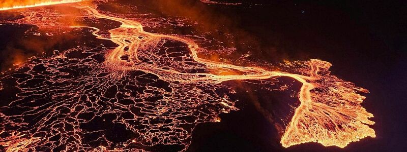 Die Lava dringt durch die Erdspalte an die Oberfläche. Diesmal scheint der Fischerort Grindavík verschont zu bleiben. - Foto: Uncredited/Iceland Civil Defense/AP/dpa