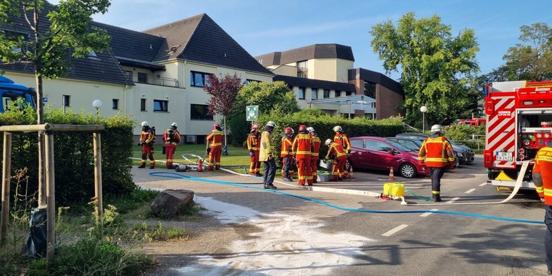 FW Düren: Aufgerissener Dieseltank an einem Lkw - Foto: presseportal.de