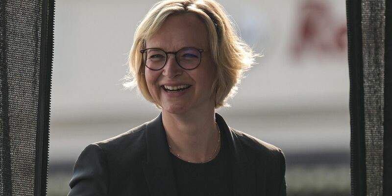 Thüringens BSW-Chefin Katja Wolf sieht kein Problem darin, wenn sich Sahra Wagenknecht in mögliche Koalitionsverhandlungen einbringt. - Foto: Hannes P. Albert/dpa