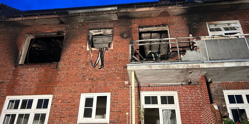 FW-LK Leer: Schrecklicher Brand in Mehrfamilienhaus auf Borkum - Personen sprangen aus dem Fenster - Foto: presseportal.de