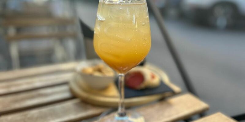 Bei einem Einbruch in Rom las sich ein Dieb in einem Buch über griechische Götter zur Cocktailstunde so lange fest, bis die Polizei kam. (Symbolbild) - Foto: Robert Messer/dpa