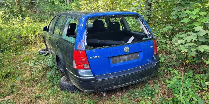 POL-UL: (HDH) Herbrechtingen - Schrottfahrzeug im Wald entsorgt / Am Dienstag fand ein Zeuge in einem Wald bei Herbrechtingen ein entsorgtes Auto. - Foto: presseportal.de