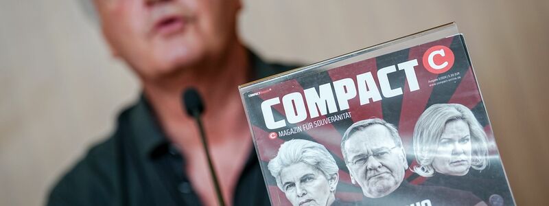 «Compact»-Chefredakteur Jürgen Elsässer hinter einem Titelbild seines Magazins. (Archivbild)  - Foto: Kay Nietfeld/dpa