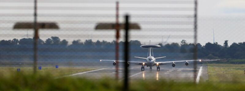 Auf dem Stützpunkt sind Awacs-Aufklärungsflugzeuge stationiert - der Flugbetrieb ging trotz der erhöhten Sicherheitsstufe weiter. - Foto: Christoph Reichwein/dpa