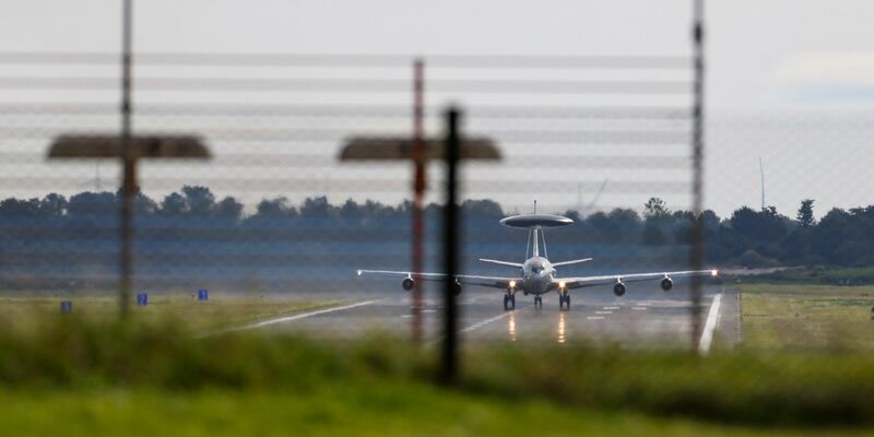 Auf dem Nato-Luftwaffenstützpunkt Geilenkirchen galt vorübergehend die zweithöchste Sicherheitsstufe. - Foto: Christoph Reichwein/dpa