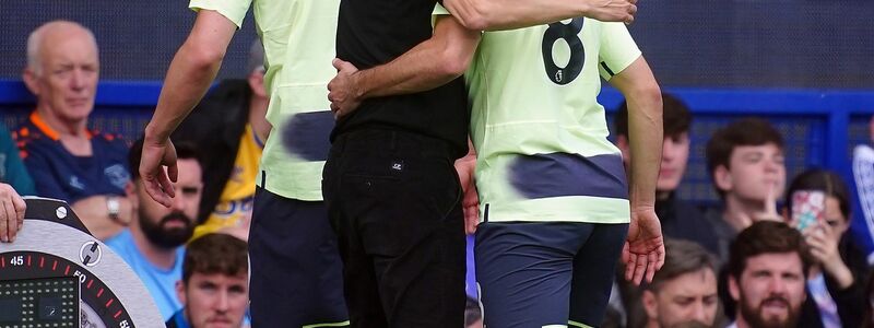 Pep Guardiola (l) schwärmt von Ilkay Gündogans Spielintelligenz. - Foto: Peter Byrne/PA Wire/dpa