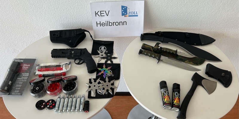 HZA-HN: Zoll stoppt Auto und findet Waffen - Foto: presseportal.de
