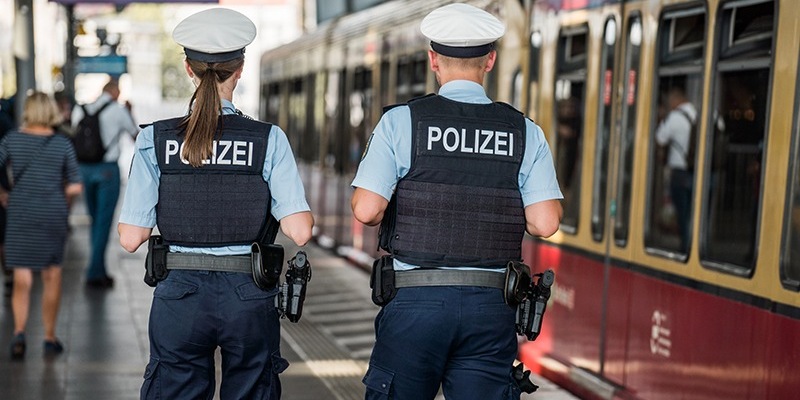 BPOL NRW: Hehlerei, Drogen, Waffendelikte und Exhibitionismus - Kein Filminhalt, sondern Realität für die Bundespolizei - Foto: presseportal.de