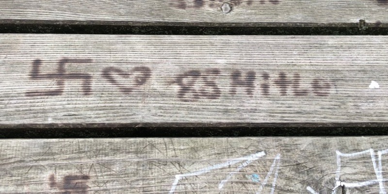 POL-STD: Bänke und Tische an einer Grundschule mit u.a. verfassungsfeindlichen Symbolen beschmiert - Polizei sucht Zeugen - Foto: presseportal.de