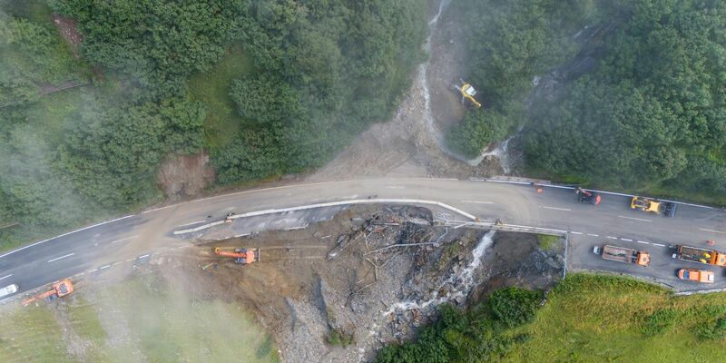 So sah die Arlbergstraße nach dem Unwetter aus. (Archivbild) - Foto: Bernd Hofmeister/APA/dpa