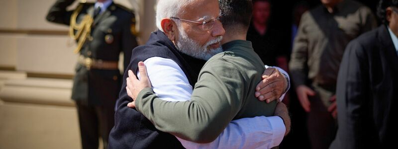 Auch Selenskyj bekommt seine Umarmung von Modi - genauso wie wenige Wochen zuvor Kremlchef Putin. - Foto: Ukrainian Presidential Press Office/AP/dpa