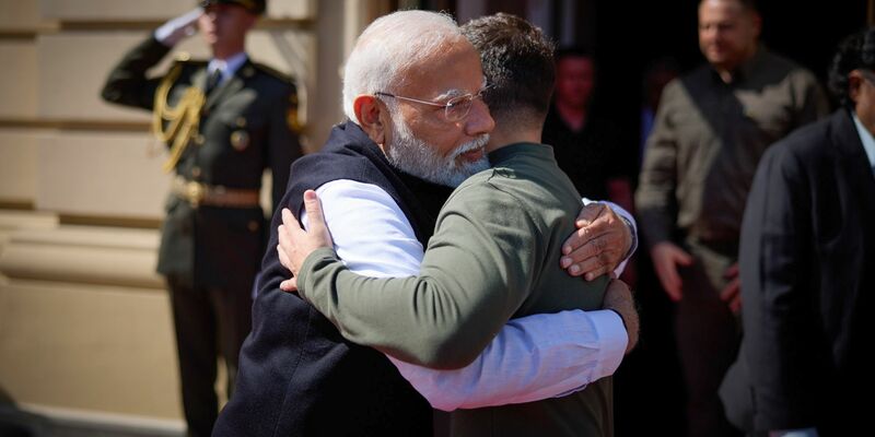 Trotz herzlicher Umarmung: Das Verhältnis zwischen der Ukraine und Indien ist nicht ungetrübt. - Foto: Ukrainian Presidential Press Office/AP/dpa